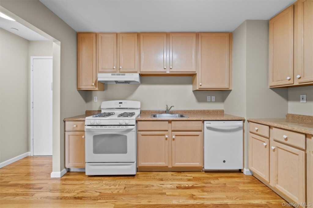 10-12 Chestnut Street, Unit #A304, Suffern, NY 10901 - Photo 7 of 35