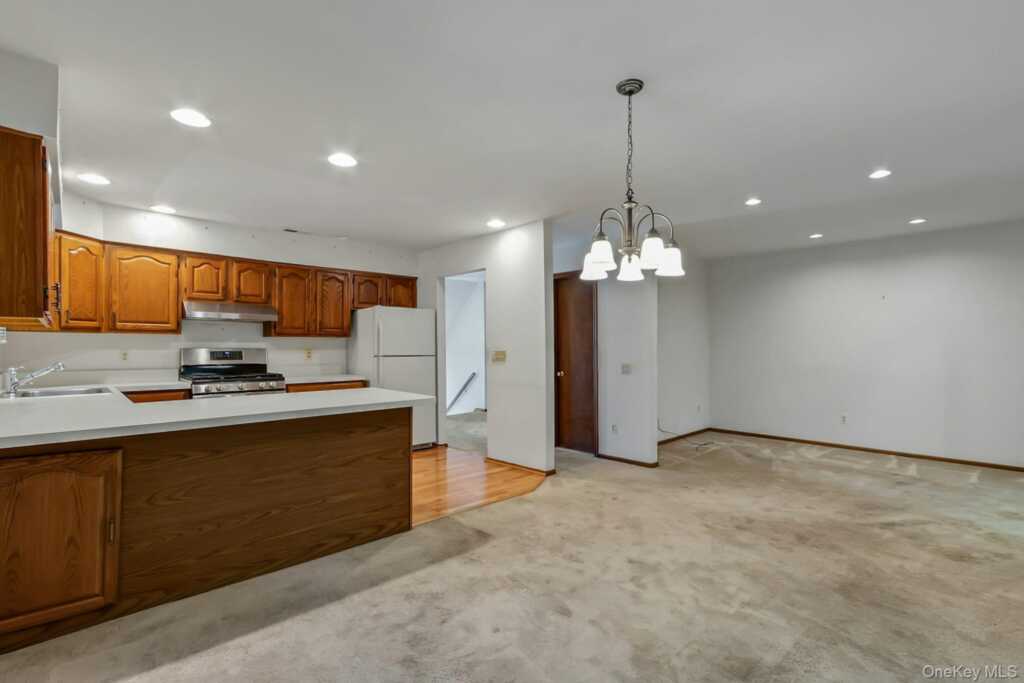 8 Village Gate Way, Unit #8, Nyack, NY 10960 - Photo 9 of 35