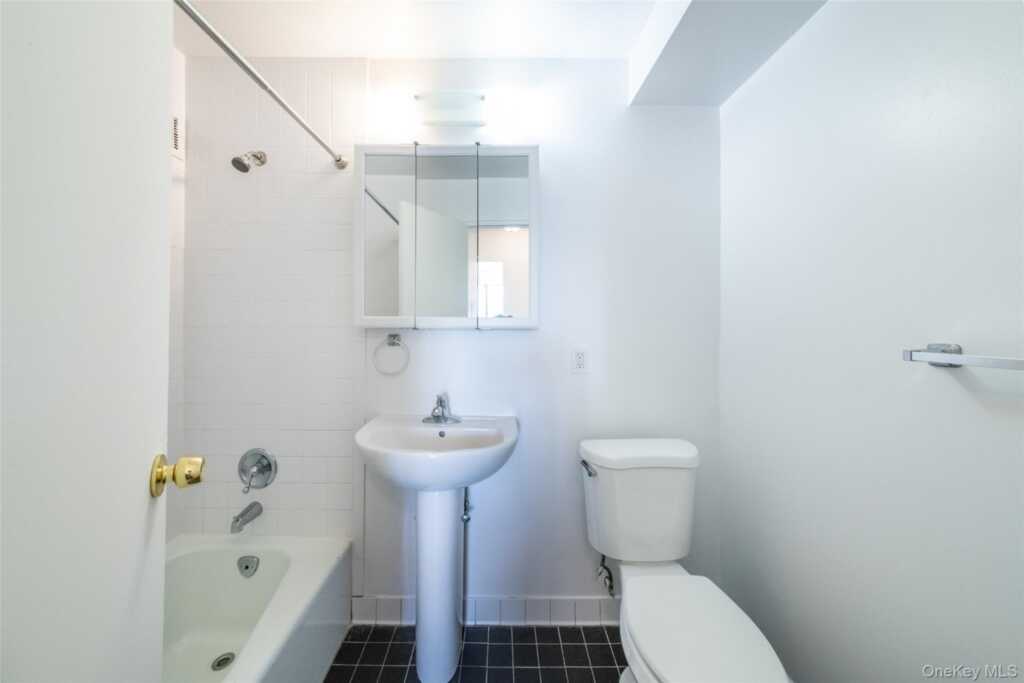 7 Lake Street, Unit #8-B, White Plains, NY 10603 - Photo 18 of 26