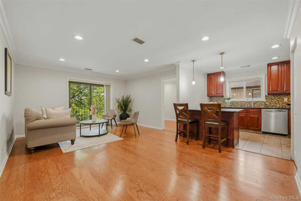 72 Omni Parc Drive, Nanuet, NY 10954 - Photo 3 of 16