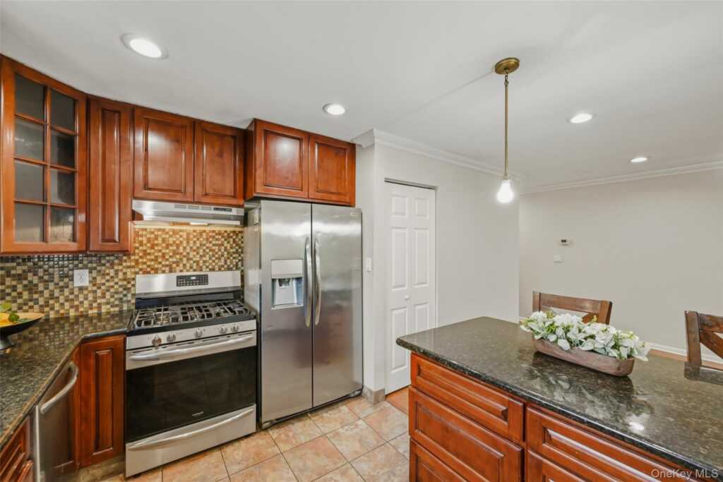 72 Omni Parc Drive, Nanuet, NY 10954 - Photo 7 of 16