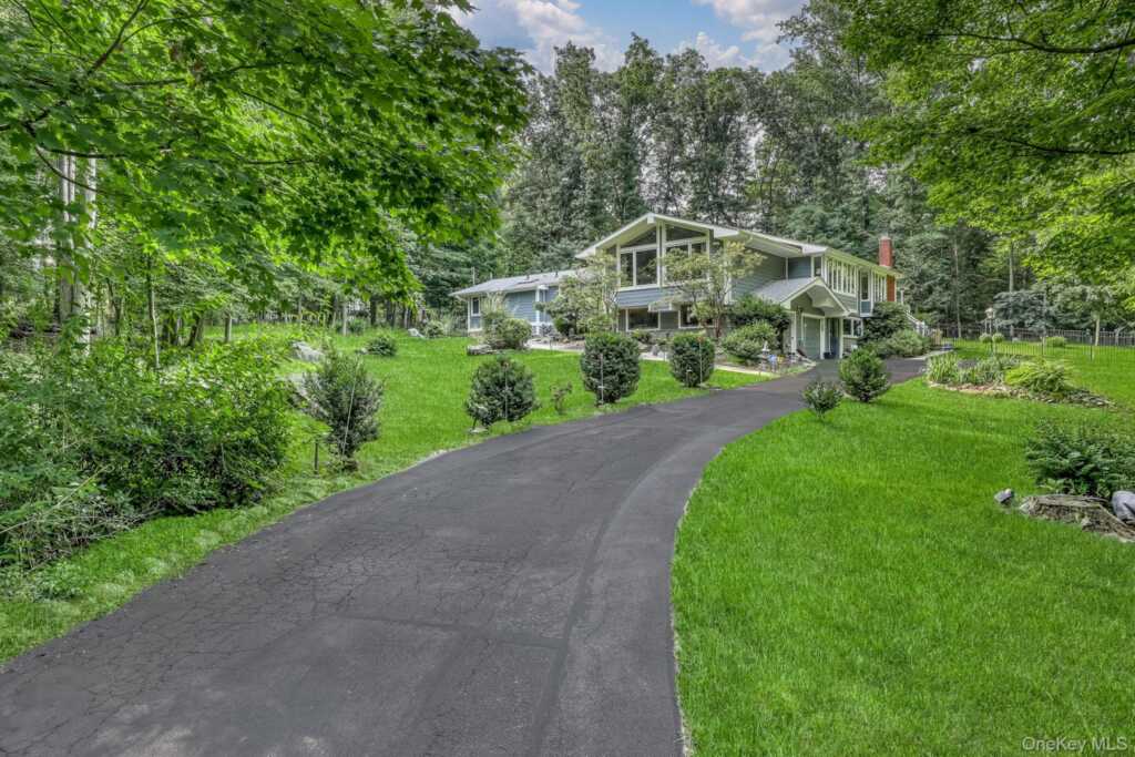 10 Longbow Road, Suffern, NY 10901 - Photo 2 of 27