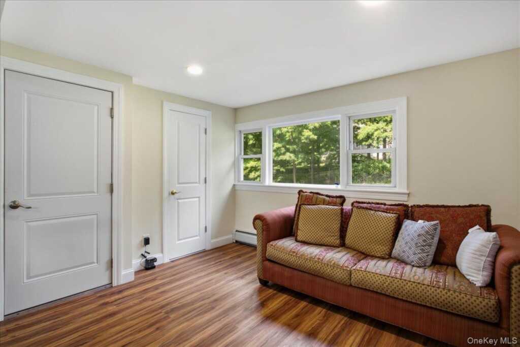 436 Storms Road, Valley Cottage, NY 10989 - Photo 5 of 34