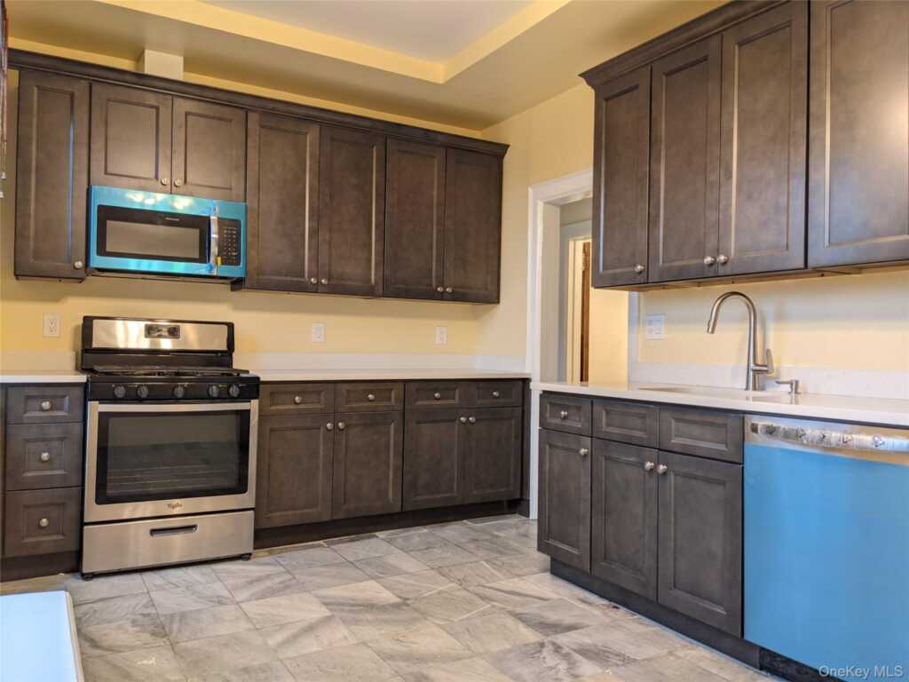 26 Coligni Avenue, Unit #2-1, New Rochelle, NY 10801 - Photo 2 of 11