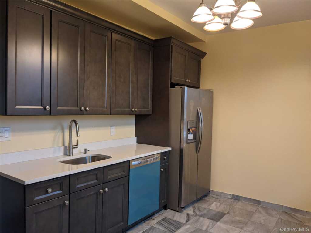26 Coligni Avenue, Unit #2-1, New Rochelle, NY 10801 - Photo 3 of 11