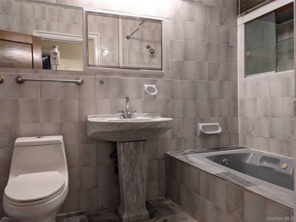 26 Coligni Avenue, Unit #2-1, New Rochelle, NY 10801 - Photo 7 of 11