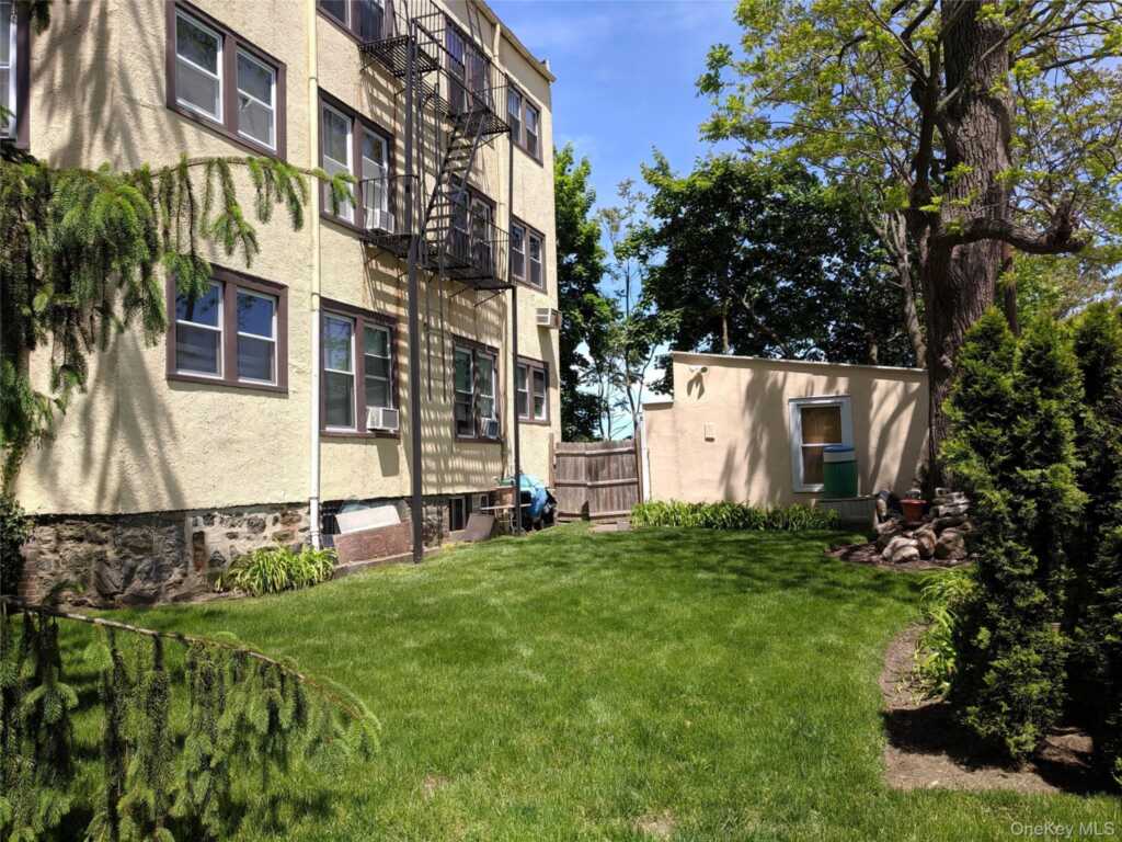 26 Coligni Avenue, Unit #2-1, New Rochelle, NY 10801 - Photo 9 of 11