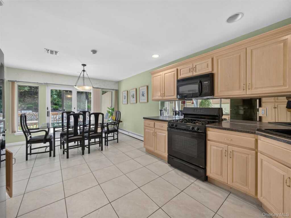 20 Fox Court, Suffern, NY 10901 - Photo 6 of 34