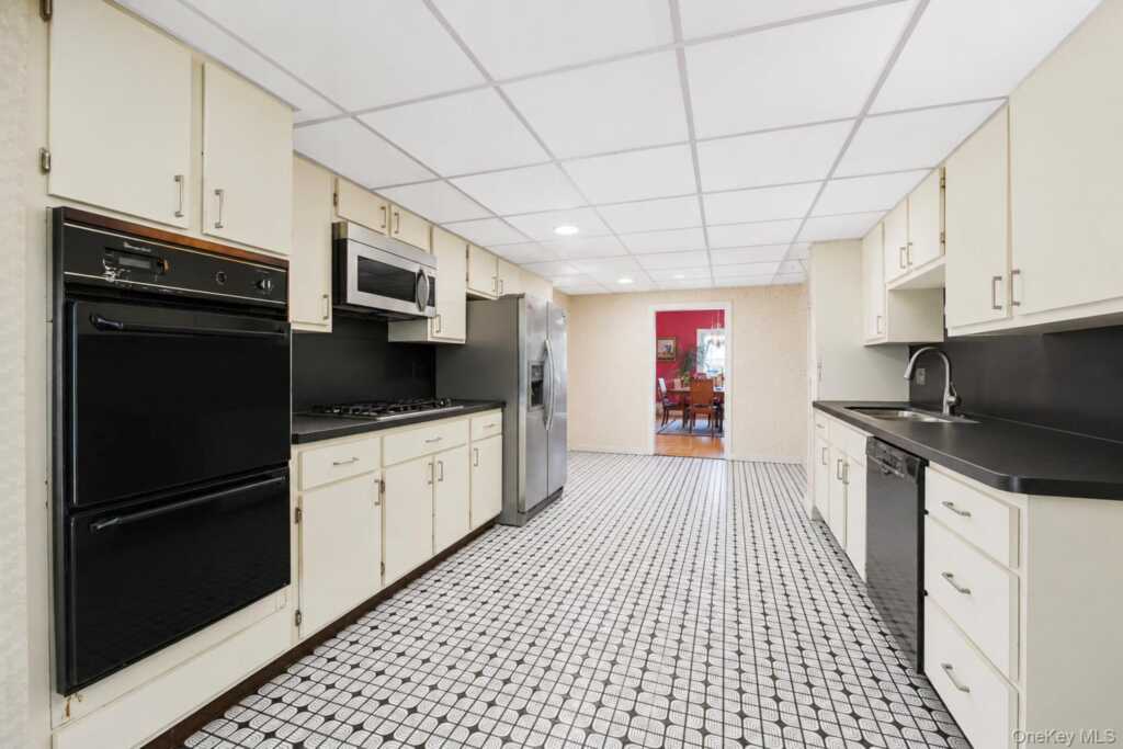 133 Bon Air Avenue, New Rochelle, NY 10804 - Photo 10 of 43