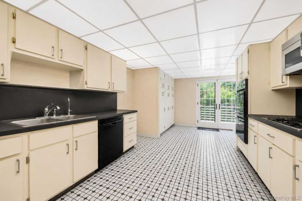 133 Bon Air Avenue, New Rochelle, NY 10804 - Photo 11 of 43