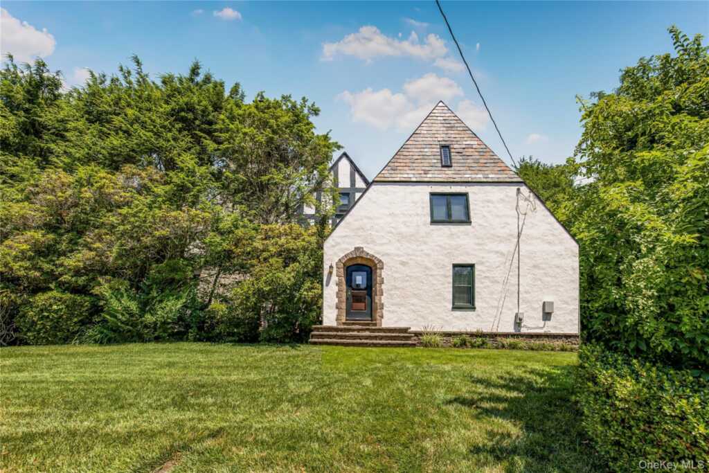 133 Bon Air Avenue, New Rochelle, NY 10804 - Photo 2 of 43