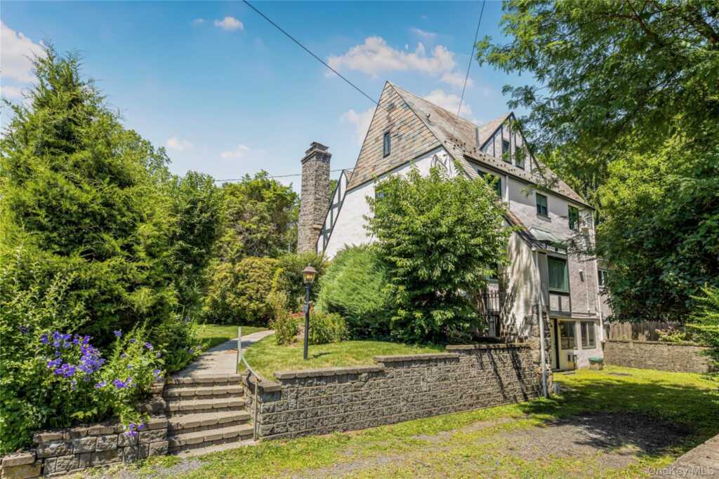 133 Bon Air Avenue, New Rochelle, NY 10804 - Photo 3 of 43