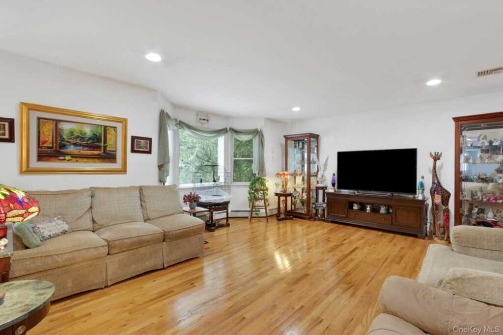 19 Flower Lane, Valley Cottage, NY 10989 - Photo 10 of 45