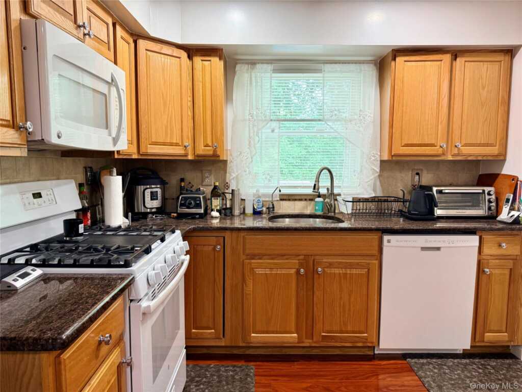 19 Flower Lane, Valley Cottage, NY 10989 - Photo 25 of 45
