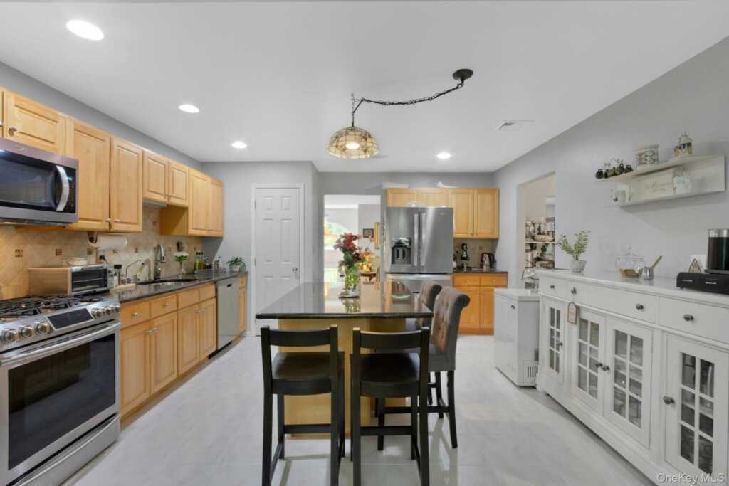 19 Flower Lane, Valley Cottage, NY 10989 - Photo 3 of 45