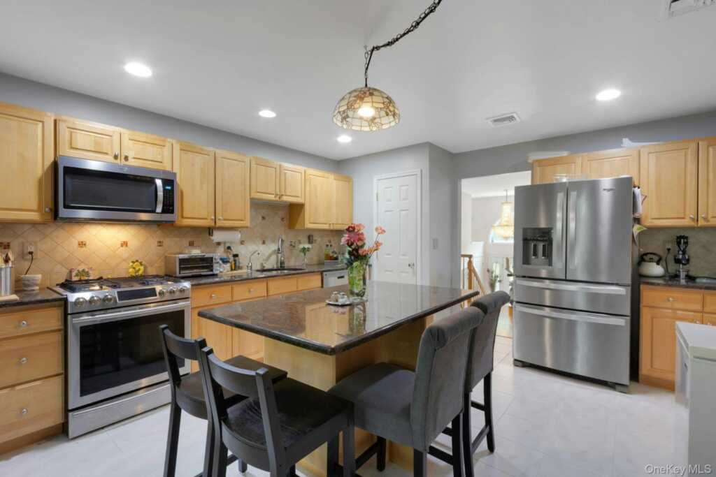 19 Flower Lane, Valley Cottage, NY 10989 - Photo 5 of 45
