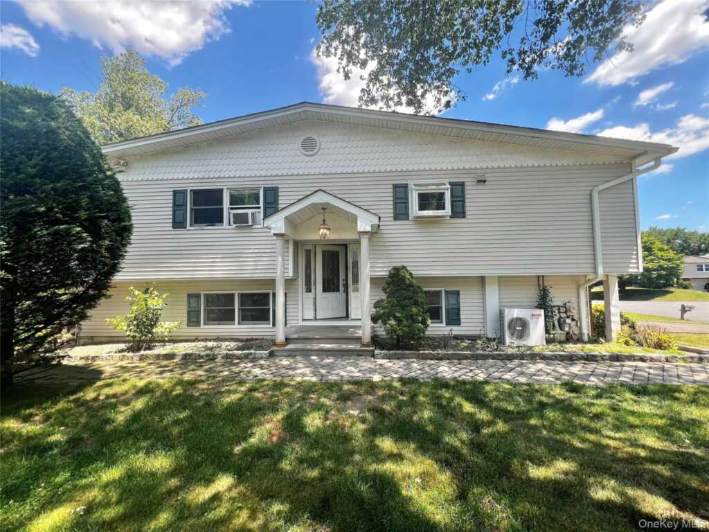 21 Vailshire Circle, Nanuet, NY 10954