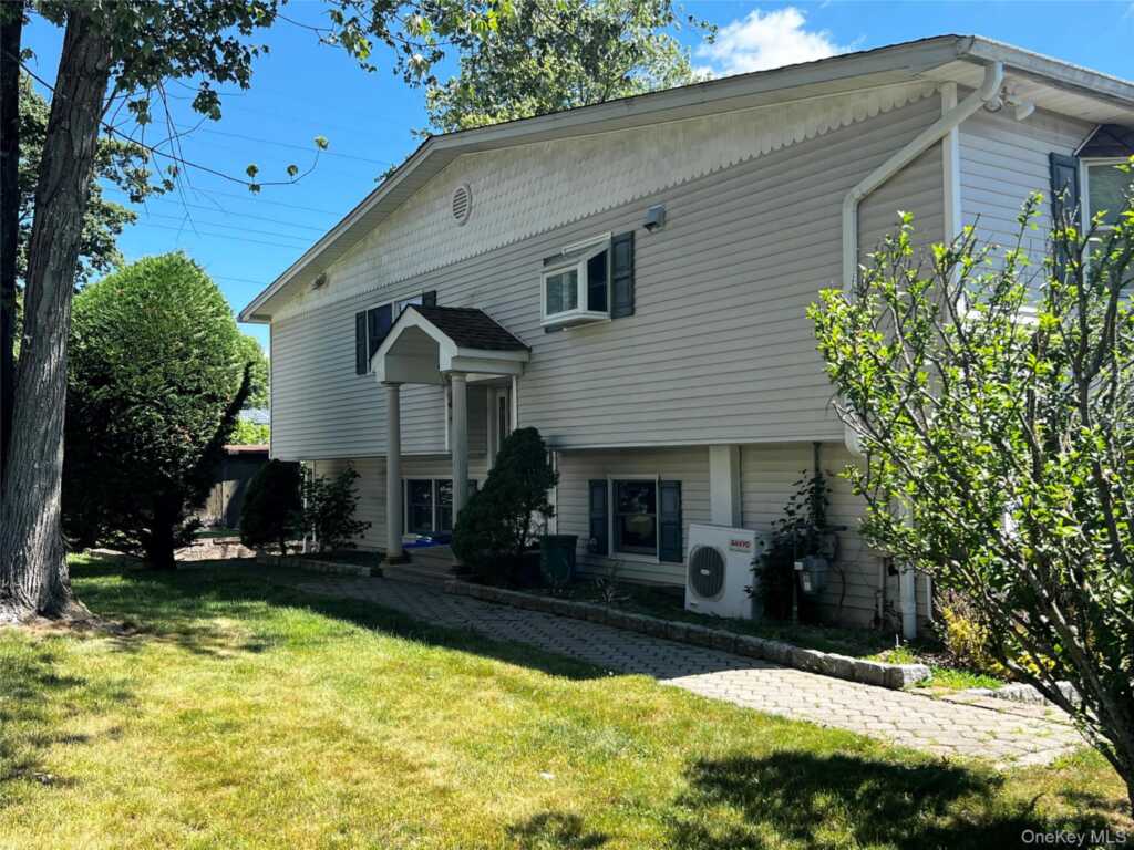 21 Vailshire Circle, Nanuet, NY 10954 - Photo 2 of 30