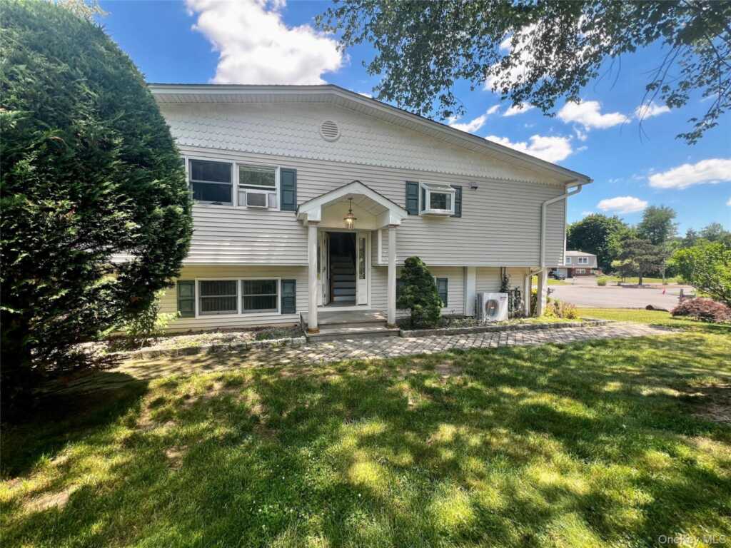 21 Vailshire Circle, Nanuet, NY 10954 - Photo 3 of 30