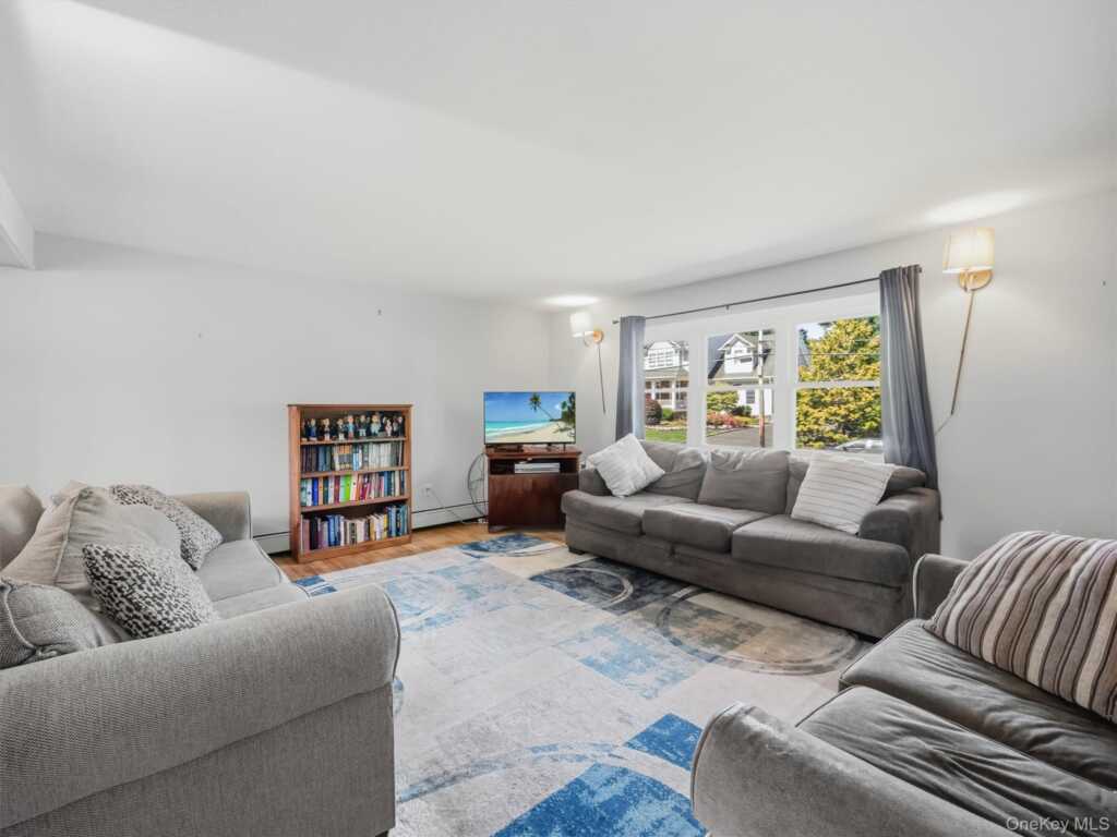 11 Hollow Drive, New City, NY 10956 - Photo 5 of 34