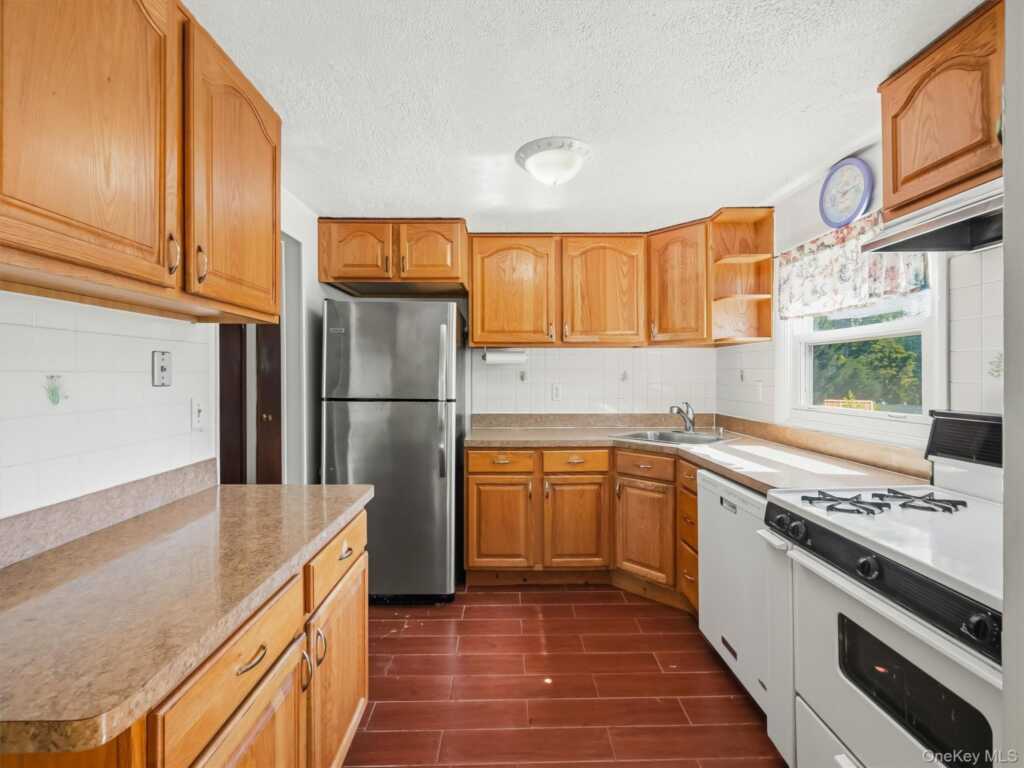 11 Hollow Drive, New City, NY 10956 - Photo 9 of 34