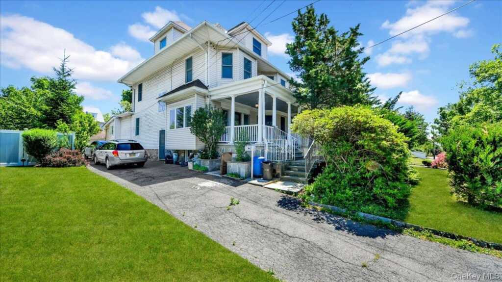 228 Weyman Avenue, New Rochelle, NY 10805 - Photo 3 of 36