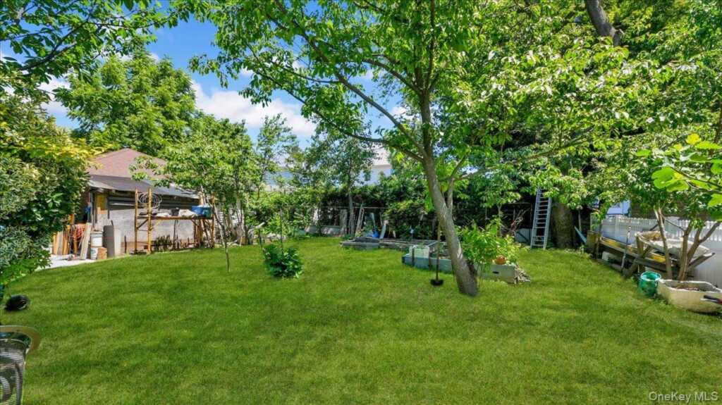 228 Weyman Avenue, New Rochelle, NY 10805 - Photo 4 of 36