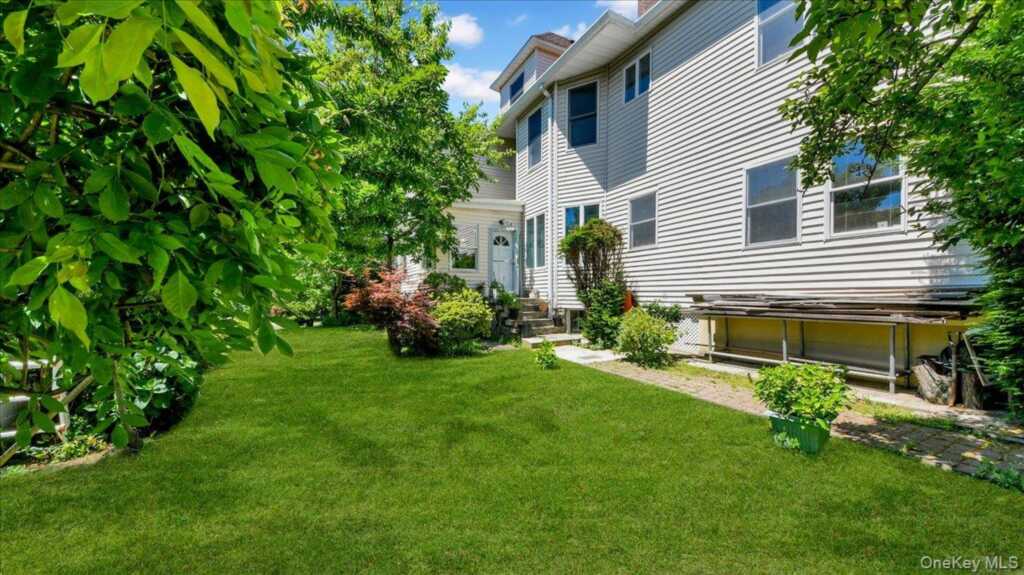 228 Weyman Avenue, New Rochelle, NY 10805 - Photo 5 of 36