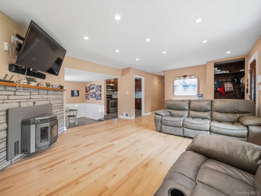 15 Summit Avenue, New City, NY 10956 - Photo 4 of 30