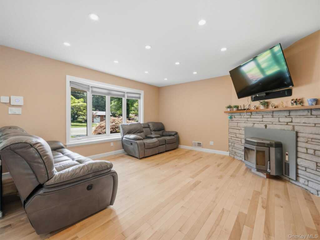 15 Summit Avenue, New City, NY 10956 - Photo 5 of 30