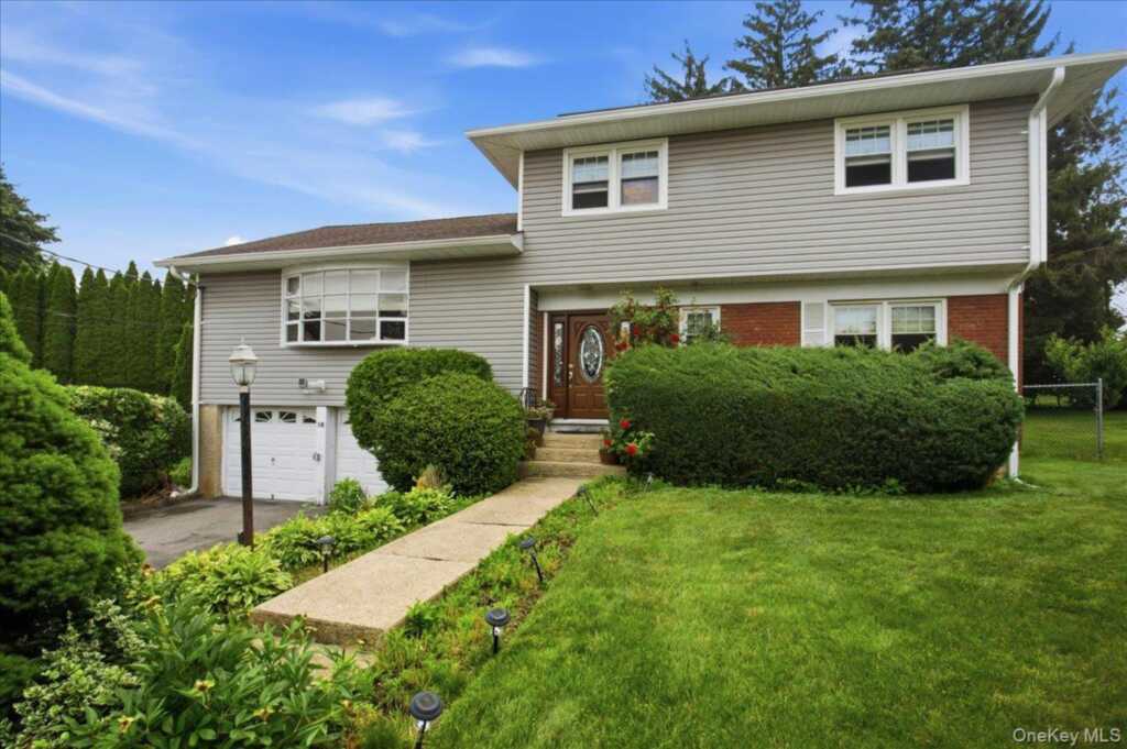 16 Baldwin Lane, New Rochelle, NY 10583 - Photo 2 of 20