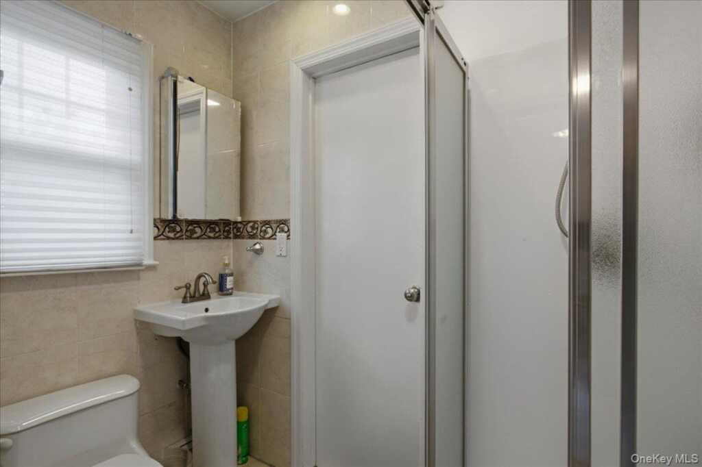 16 Baldwin Lane, New Rochelle, NY 10583 - Photo 4 of 20