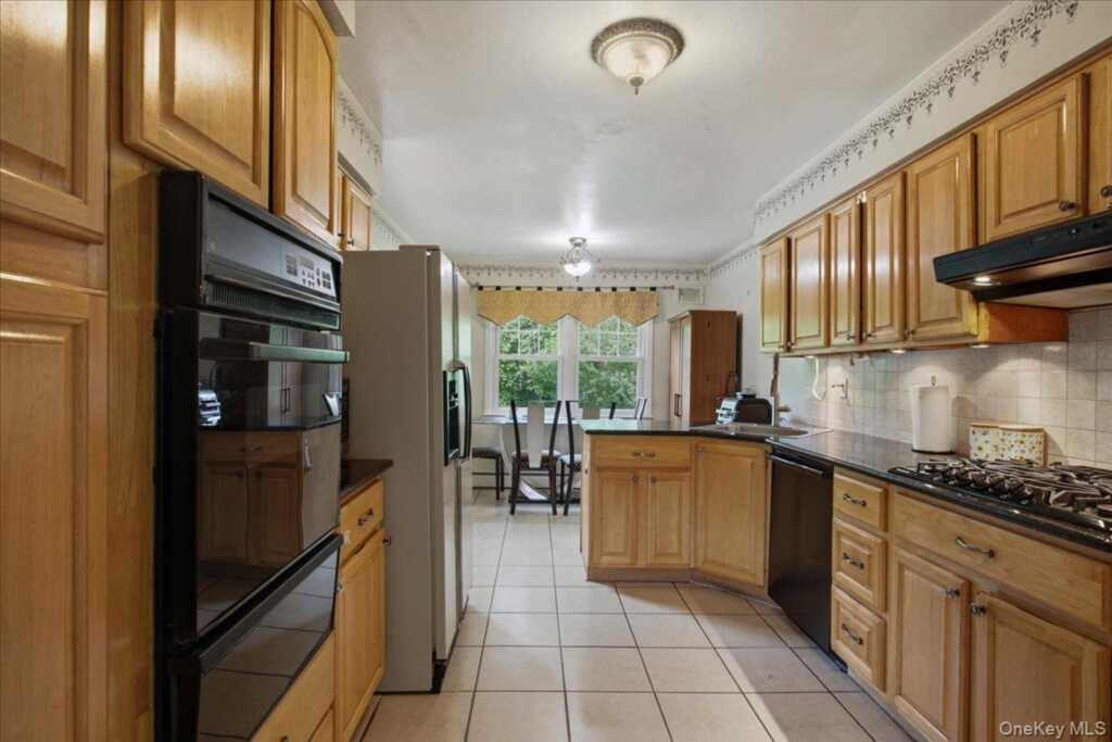 16 Baldwin Lane, New Rochelle, NY 10583 - Photo 9 of 20