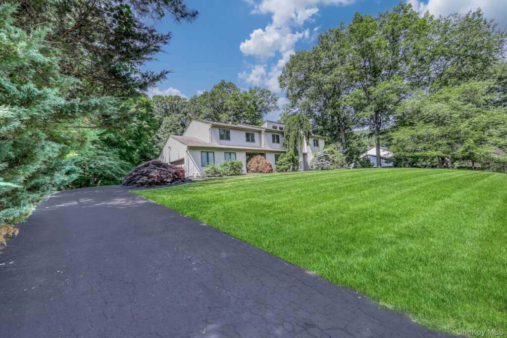 5 Zeck Court, Suffern, NY 10901 - Photo 3 of 32