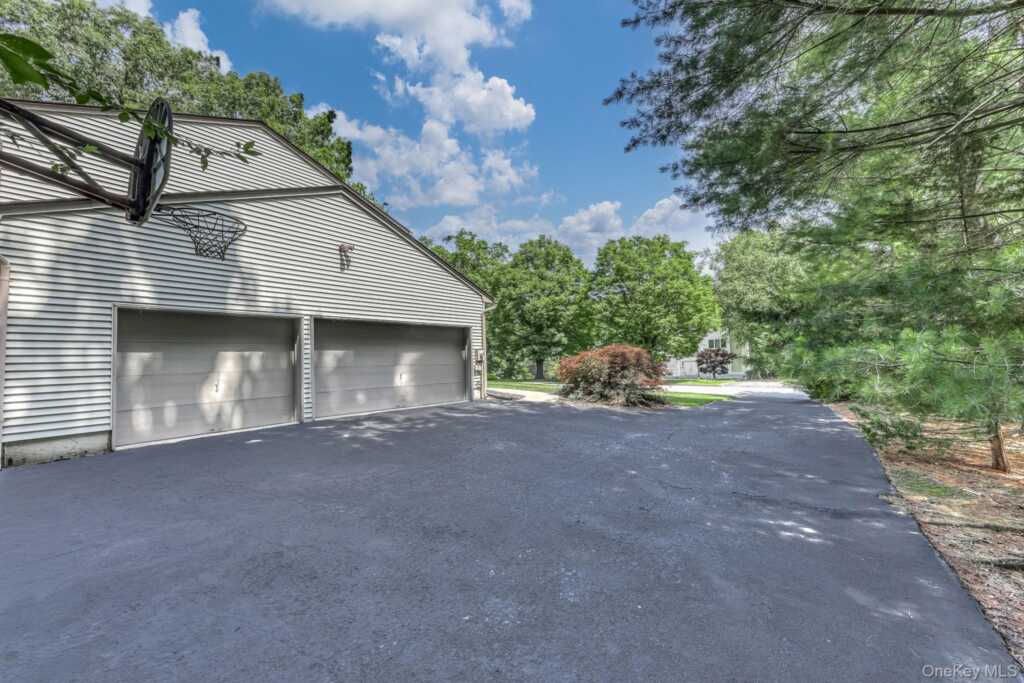 5 Zeck Court, Suffern, NY 10901 - Photo 4 of 32