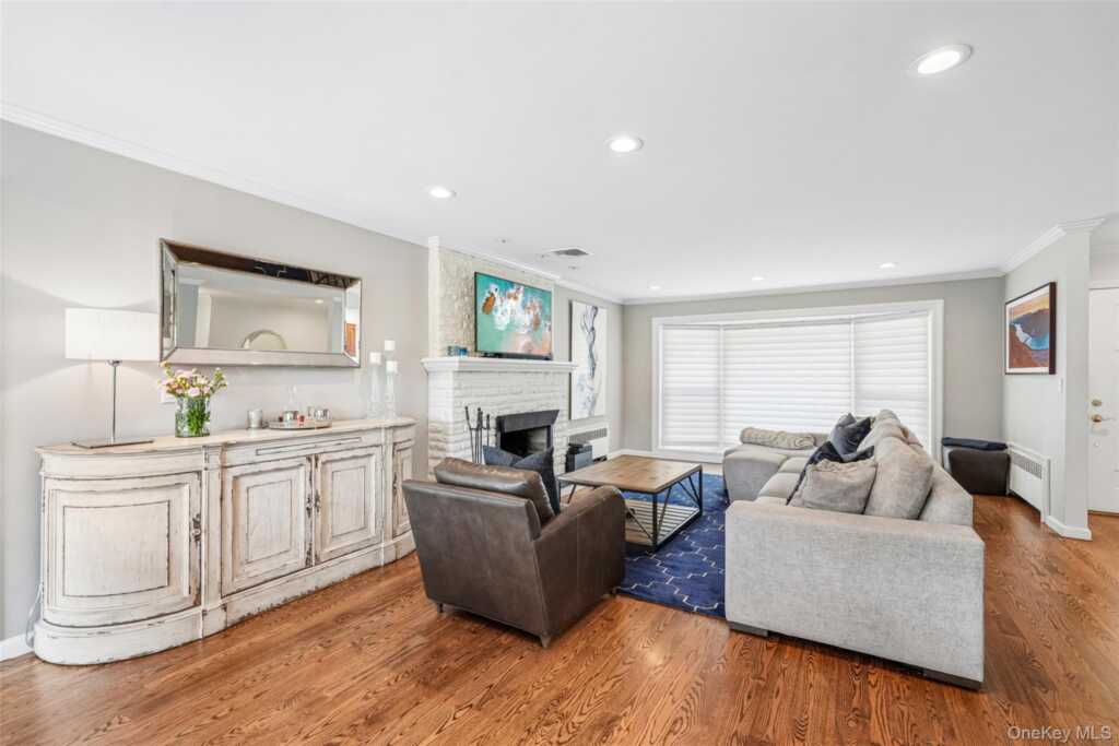 335 Strawtown Road, New City, NY 10956 - Photo 4 of 37