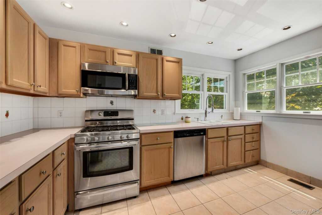 21 Brookridge Court, Rye, NY 10573 - Photo 10 of 20