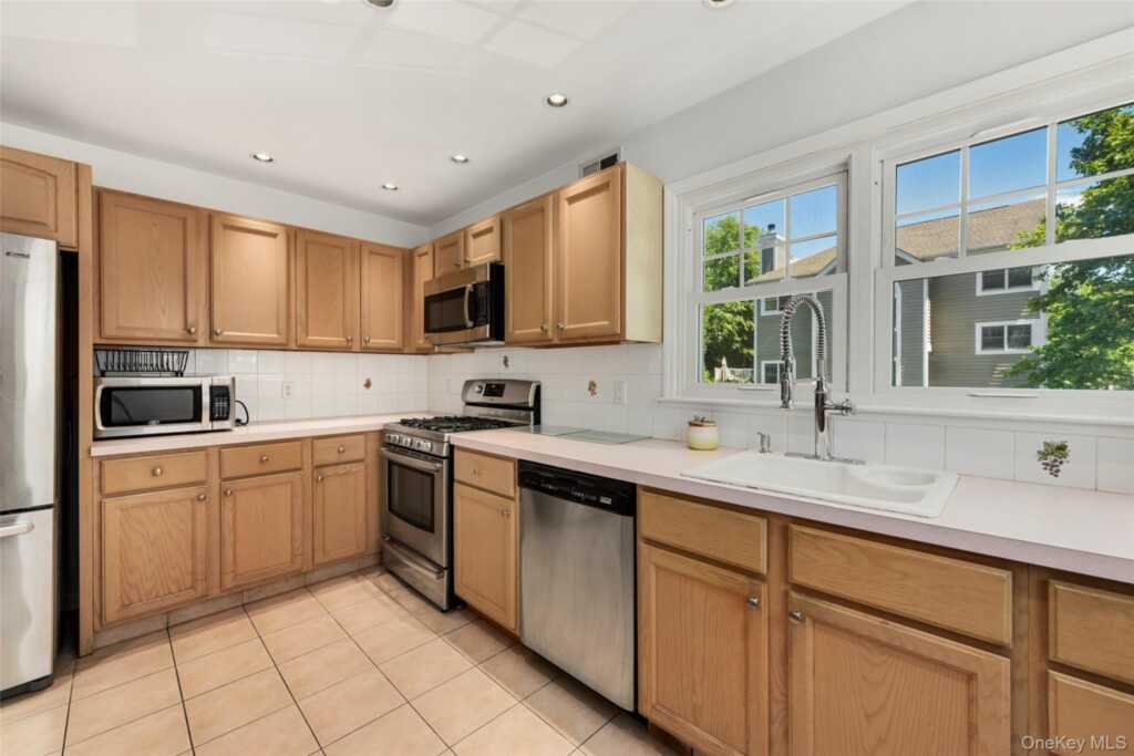 21 Brookridge Court, Rye, NY 10573 - Photo 11 of 20