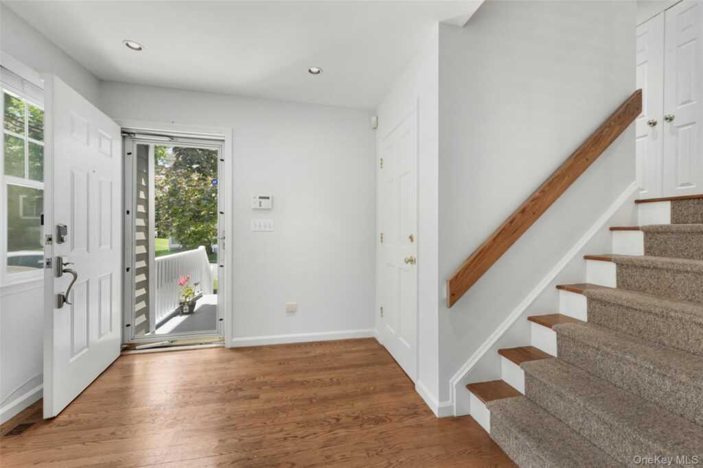 21 Brookridge Court, Rye, NY 10573 - Photo 3 of 20
