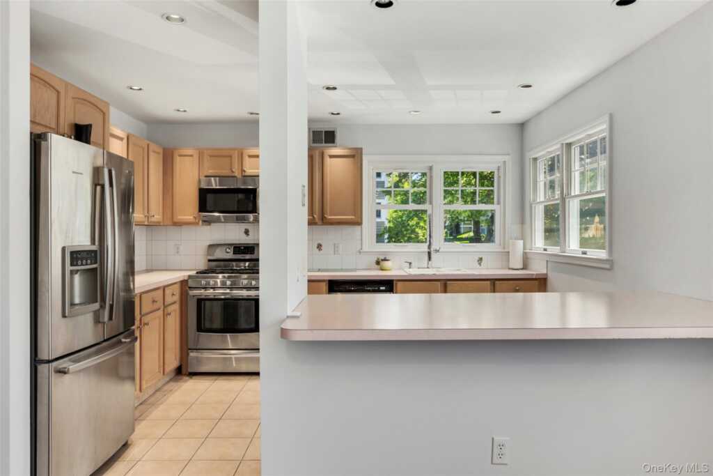 21 Brookridge Court, Rye, NY 10573 - Photo 9 of 20