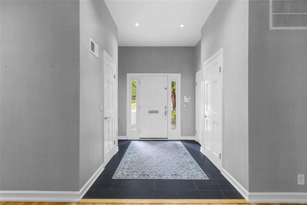 191 Beechmont Drive, New Rochelle, NY 10804 - Photo 4 of 49