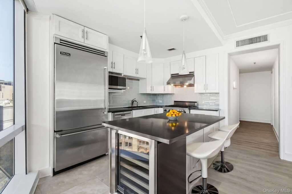 1 Renaissance Square, Unit #11G, White Plains, NY 10601 - Photo 3 of 28