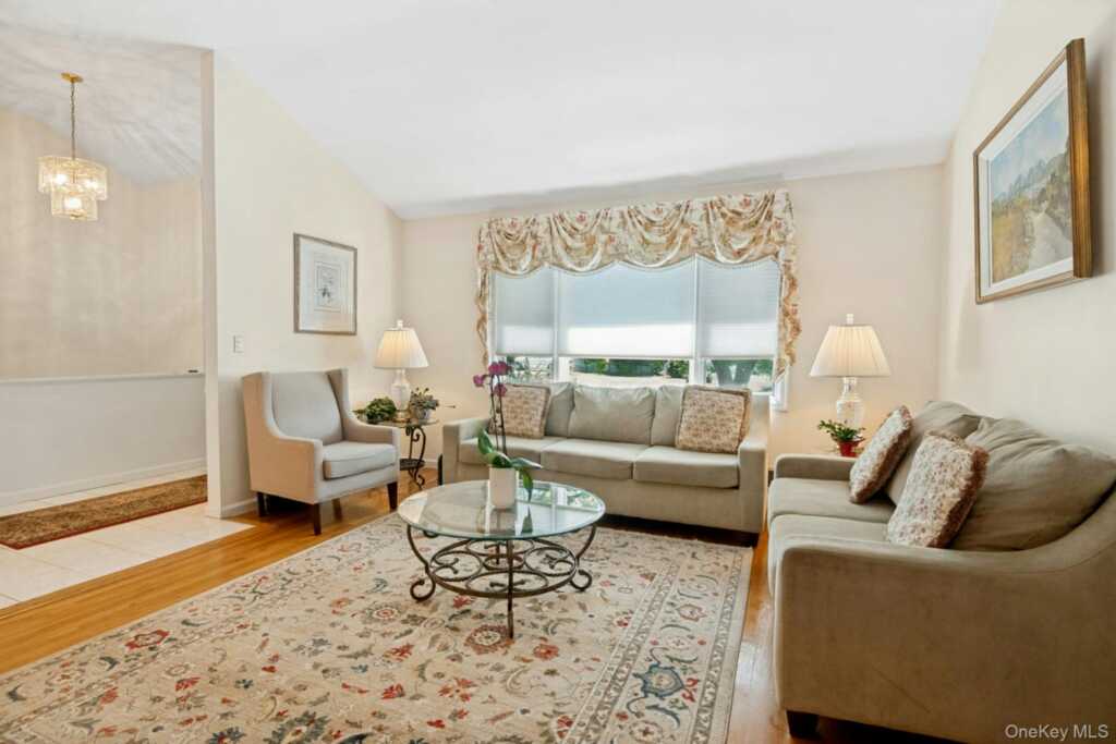 82 Holbrooke Road, White Plains, NY 10605 - Photo 3 of 33