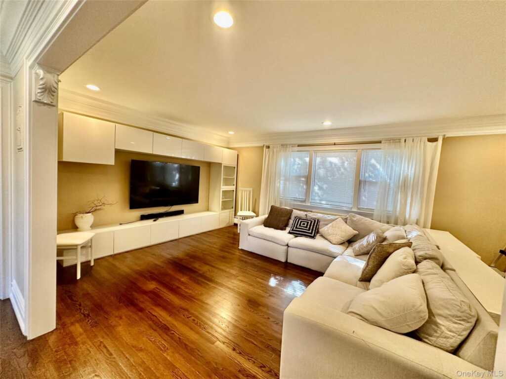 2 Oxford Court, Unit #8012, Suffern, NY 10901 - Photo 4 of 13
