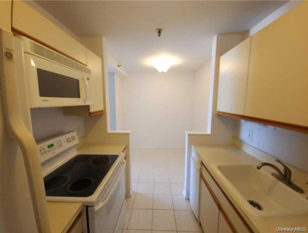 15 Greenridge Avenue, Unit #8, White Plains, NY 10605 - Photo 4 of 8