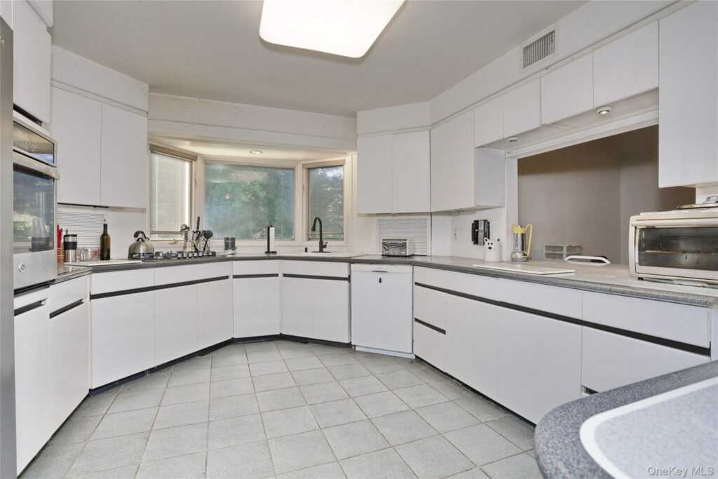 70 Buena Vista Road, New City, NY 10956 - Photo 5 of 50
