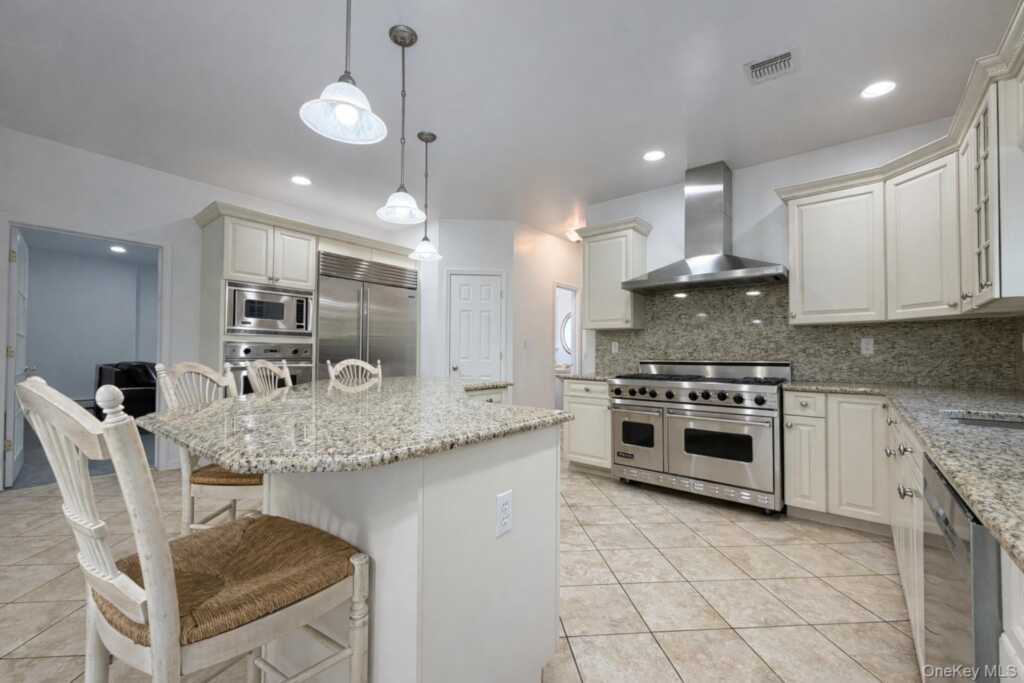 12 Fortune Way, Suffern, NY 10901 - Photo 4 of 27