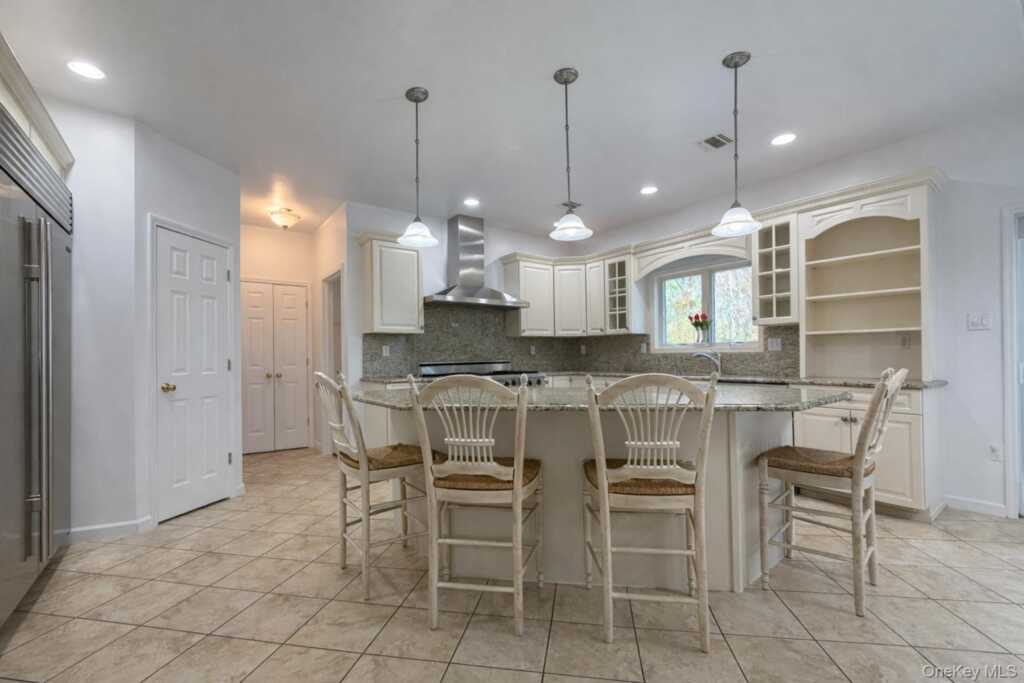 12 Fortune Way, Suffern, NY 10901 - Photo 5 of 27