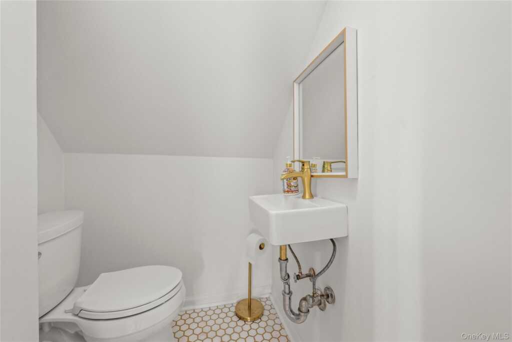 46 Meadow Lane, New Rochelle, NY 10805 - Photo 14 of 39