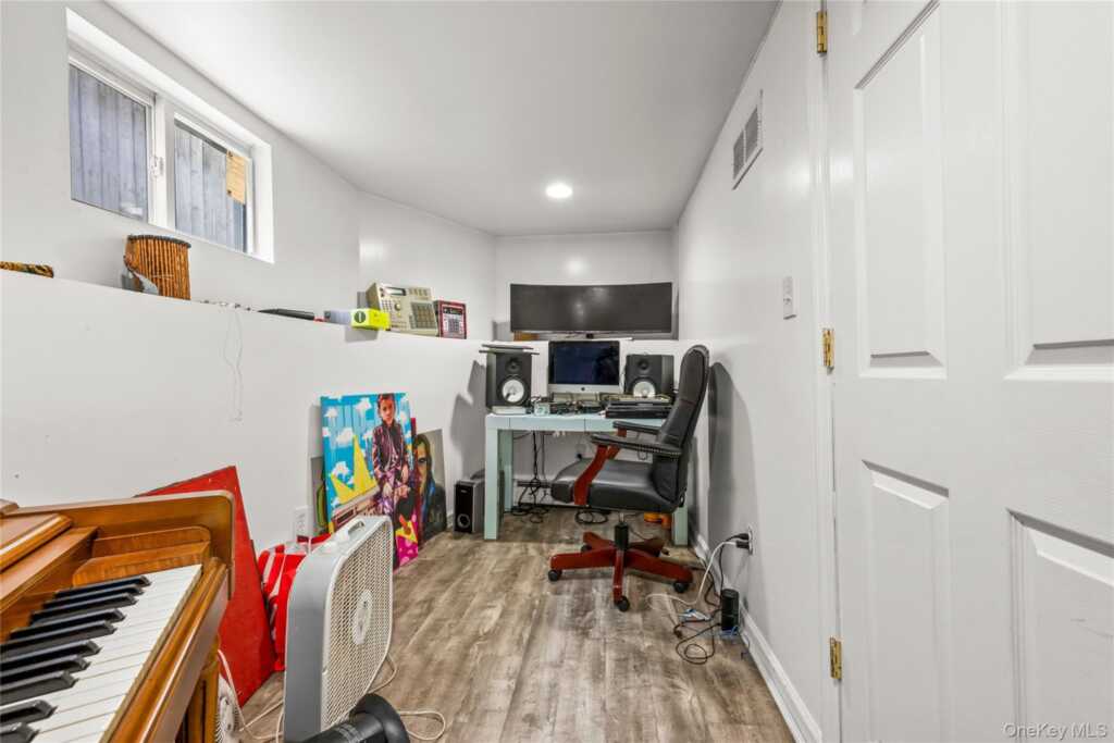 46 Meadow Lane, New Rochelle, NY 10805 - Photo 35 of 39